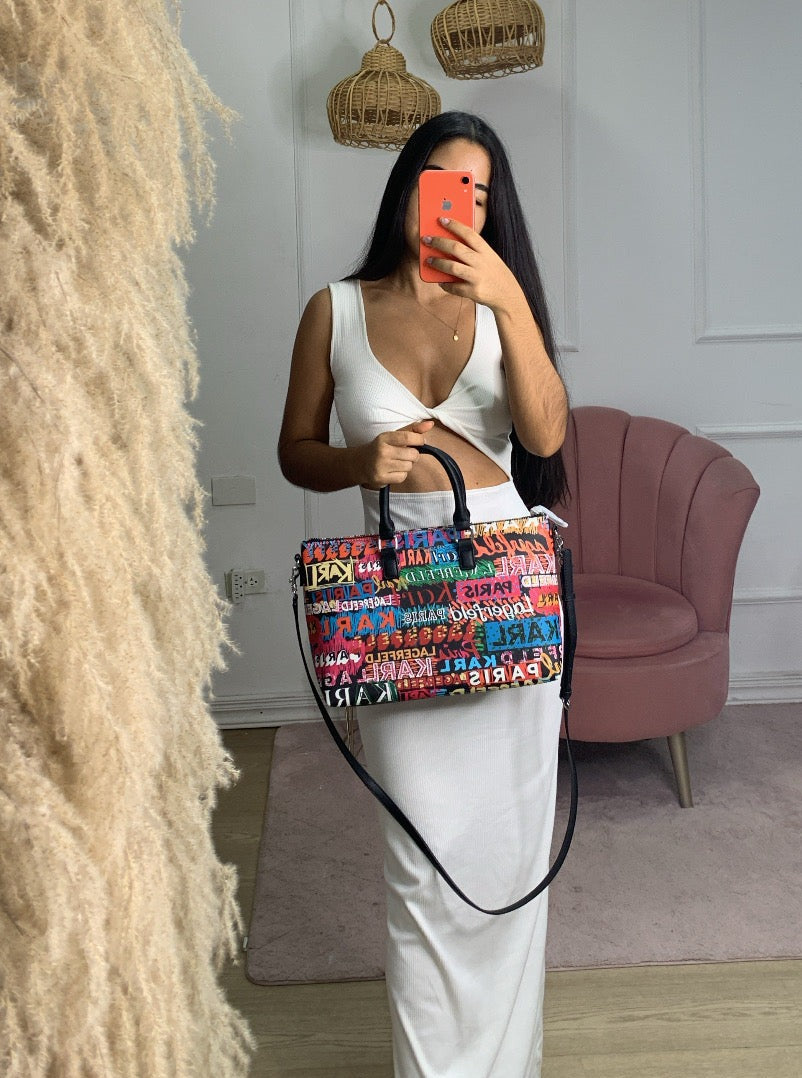 Bolso de mano East West con grafiti y logotipo de KARL LAGERFELD PARIS