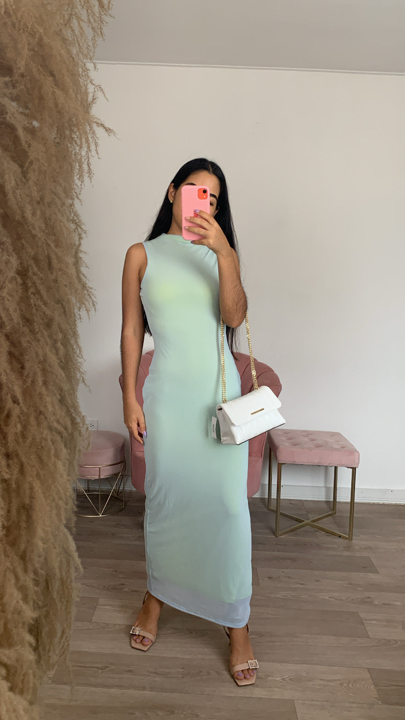 Vestido con detalle de malla y forro verde.