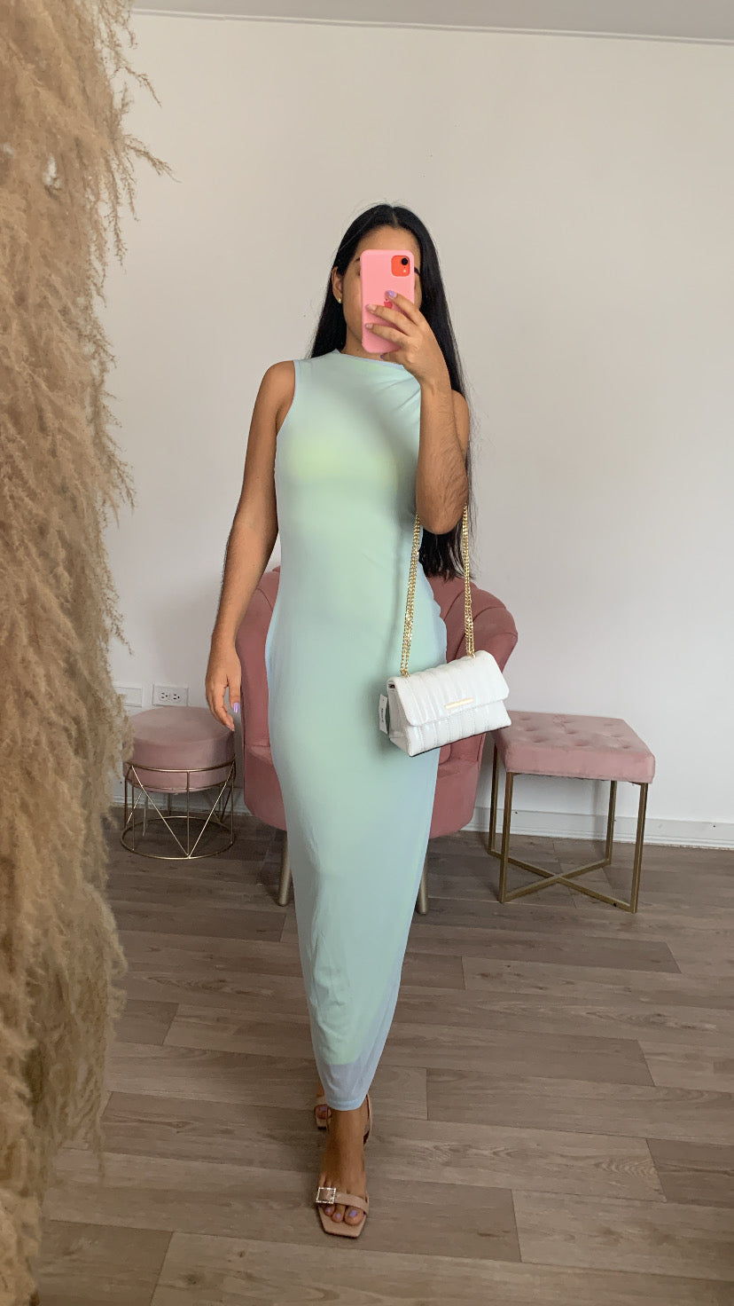 Vestido con detalle de malla y forro verde.