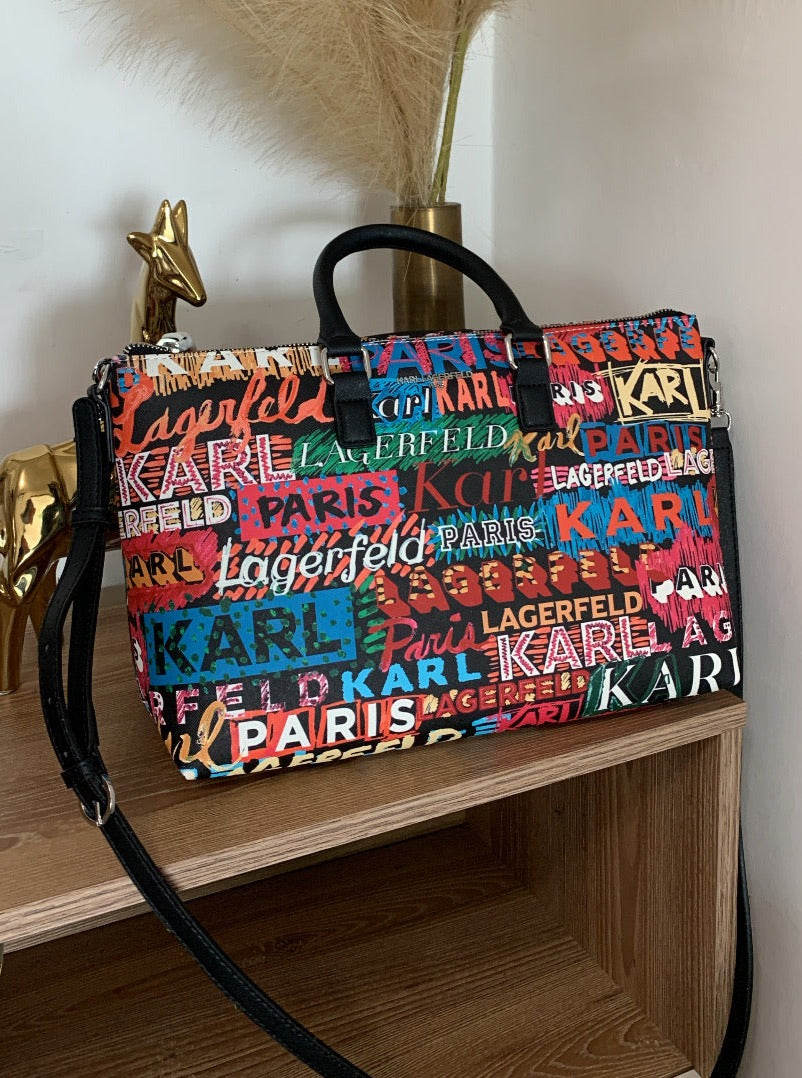 Bolso de mano East West con grafiti y logotipo de KARL LAGERFELD PARIS