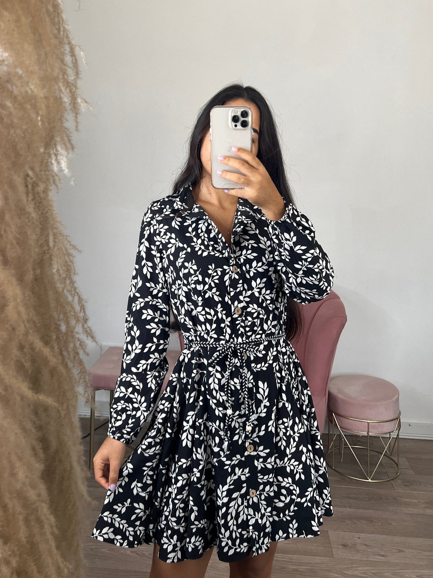Vestido suelto, manga larga, con botones y tirantes finos con flores