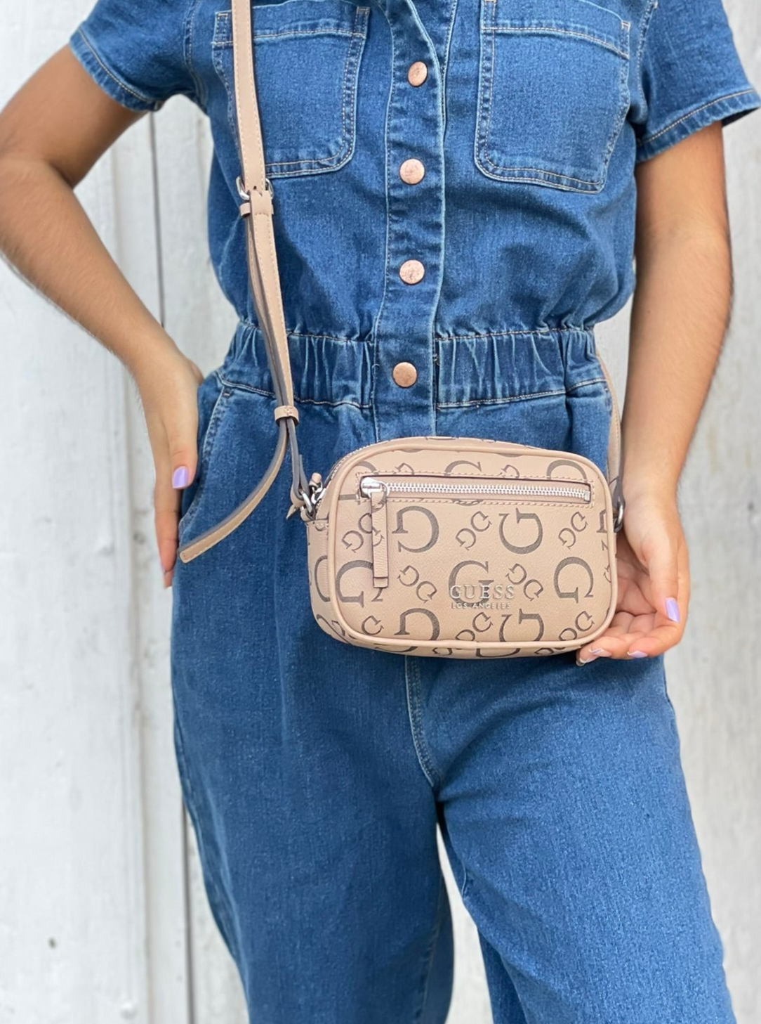 Bolso mini con cremallera superior Guess Rowan en color natural