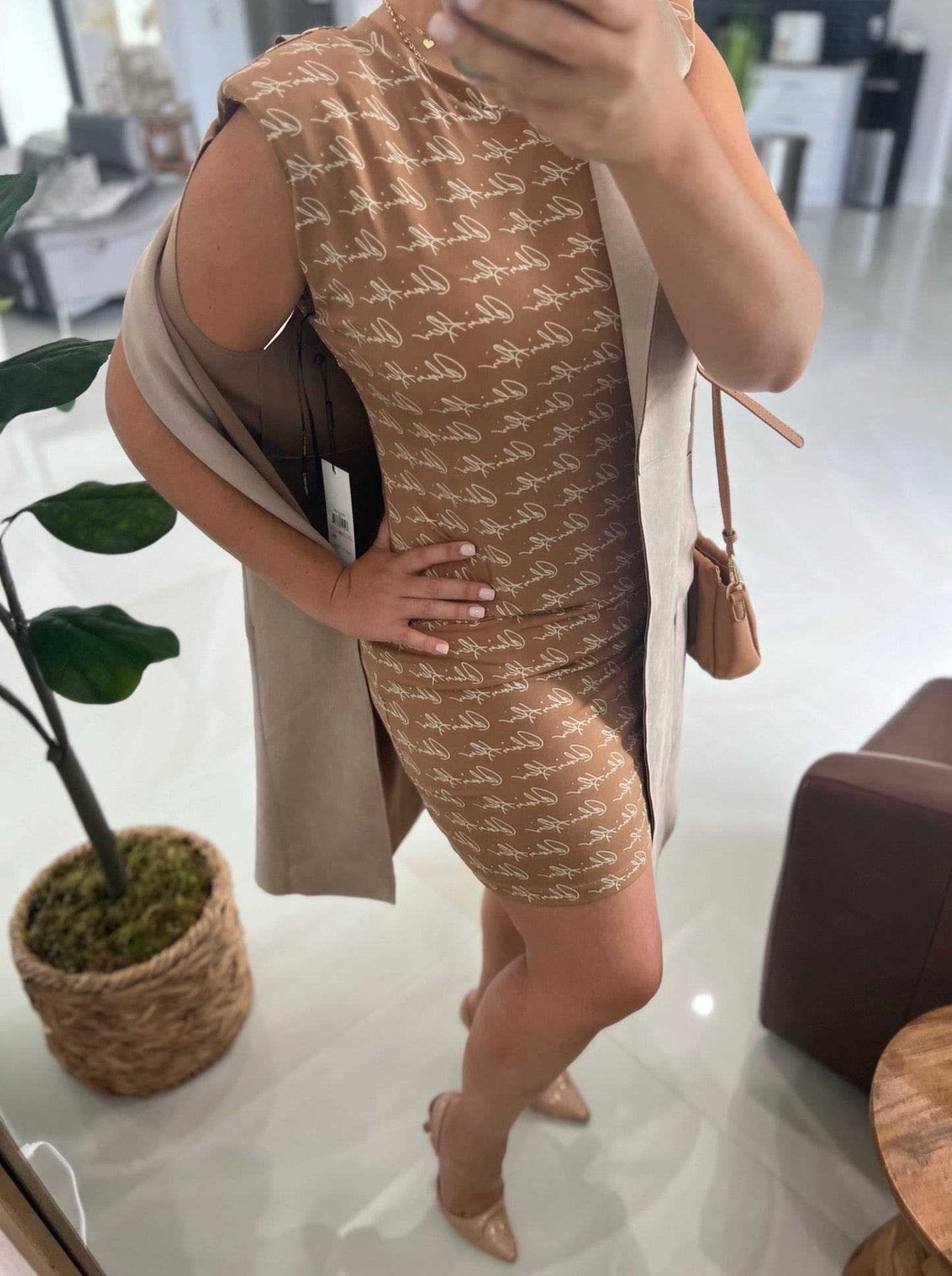 Vestido túnica sin mangas con cuello redondo y estampado en blanco tostado de Calvin Klein