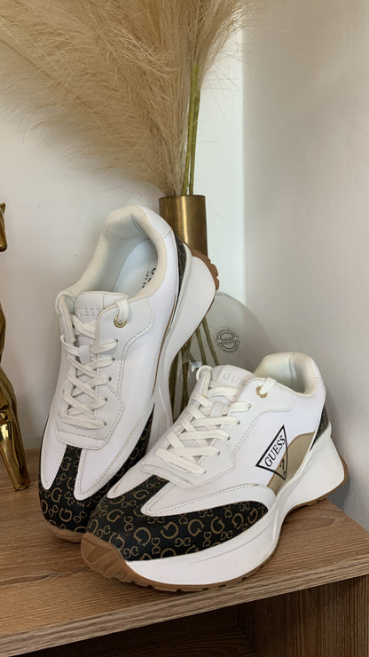 Zapatillas de tenis Guess blancas con detalles marrones 