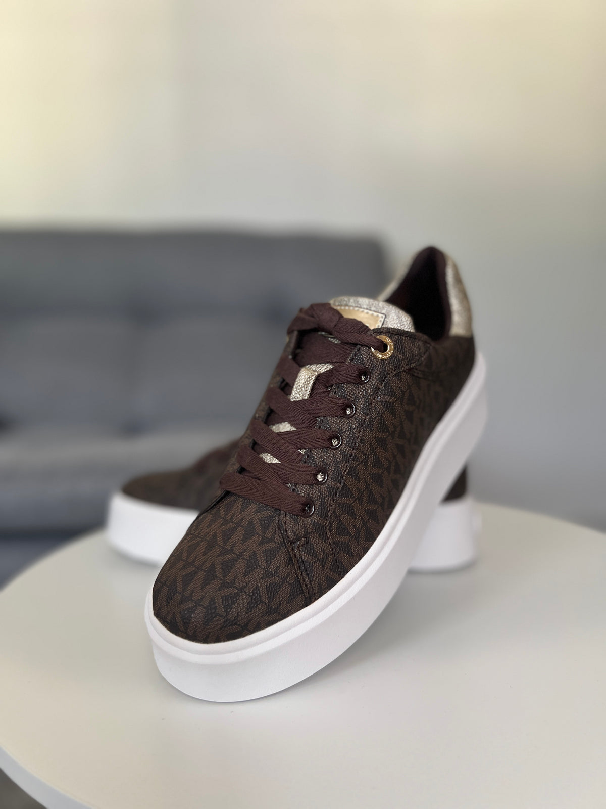 Tenis marron MK con letras Michael Kors