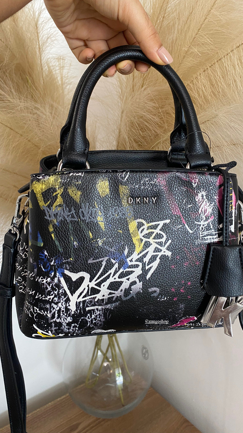 Bolso barril DKNY con estampado repetido en toda la superficie