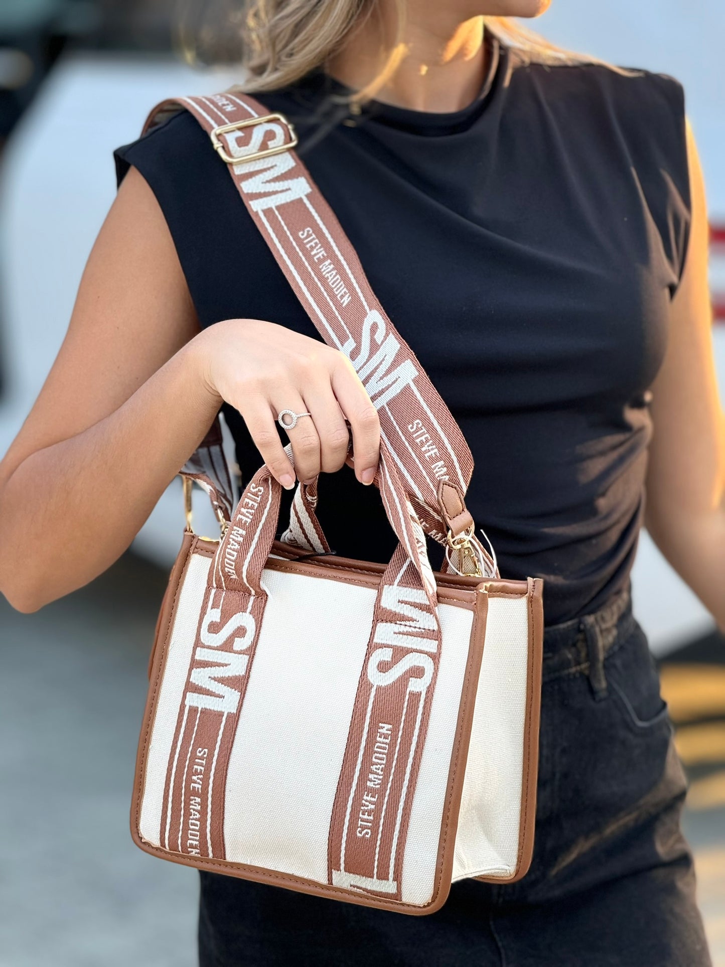 BOLSO BANDOLERA BWEBBER DE STEVE MADDEN CON FUNDA PARA AIR POD, NUEVO EN COLOR MARRÓN CREMA 