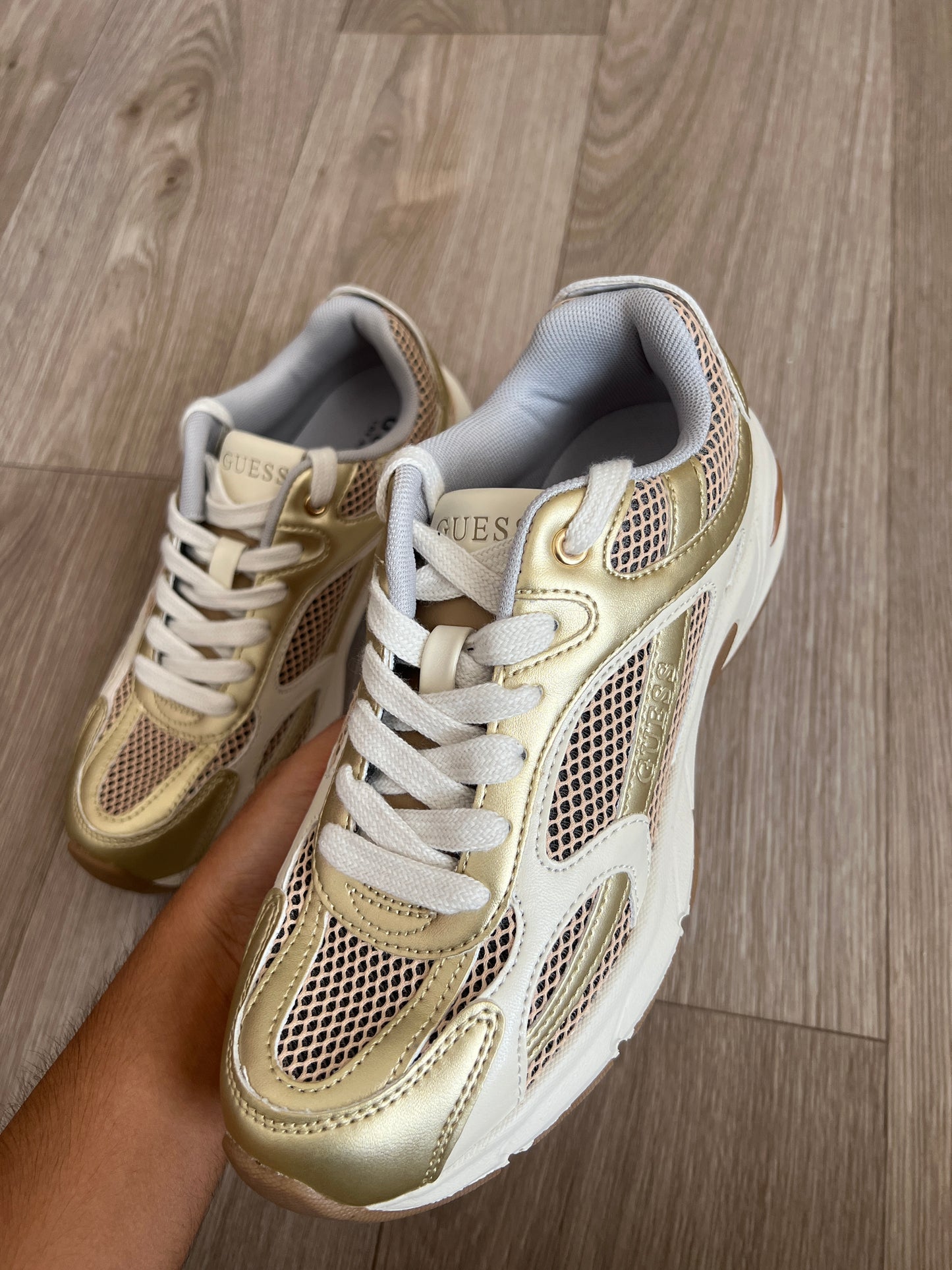 Tenis Guess para mujer dorados con detalle de malla