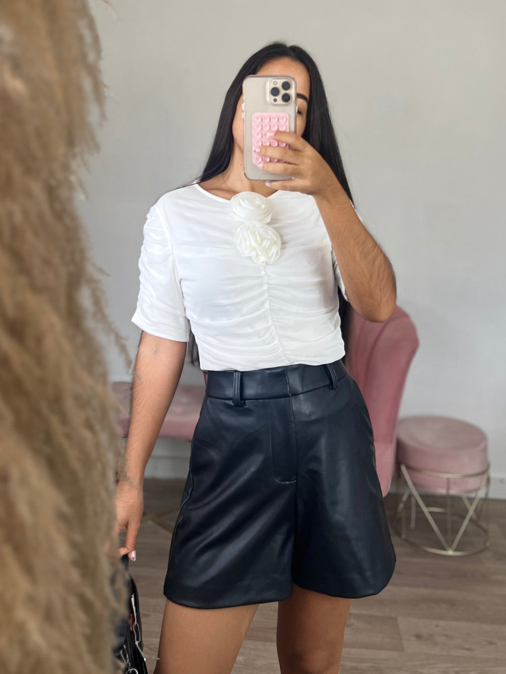 Shirt with flower details on the collar