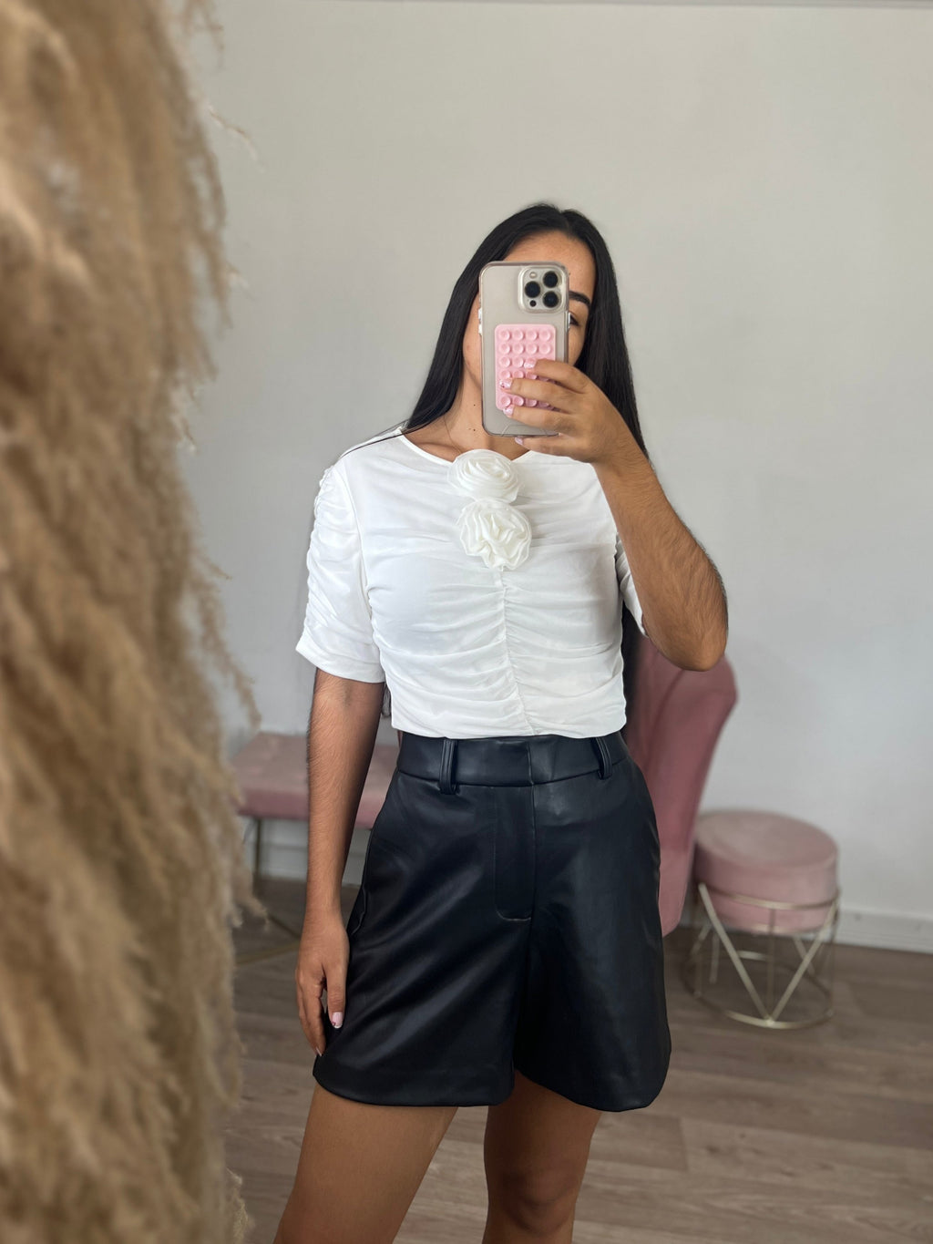Shirt with flower details on the collar