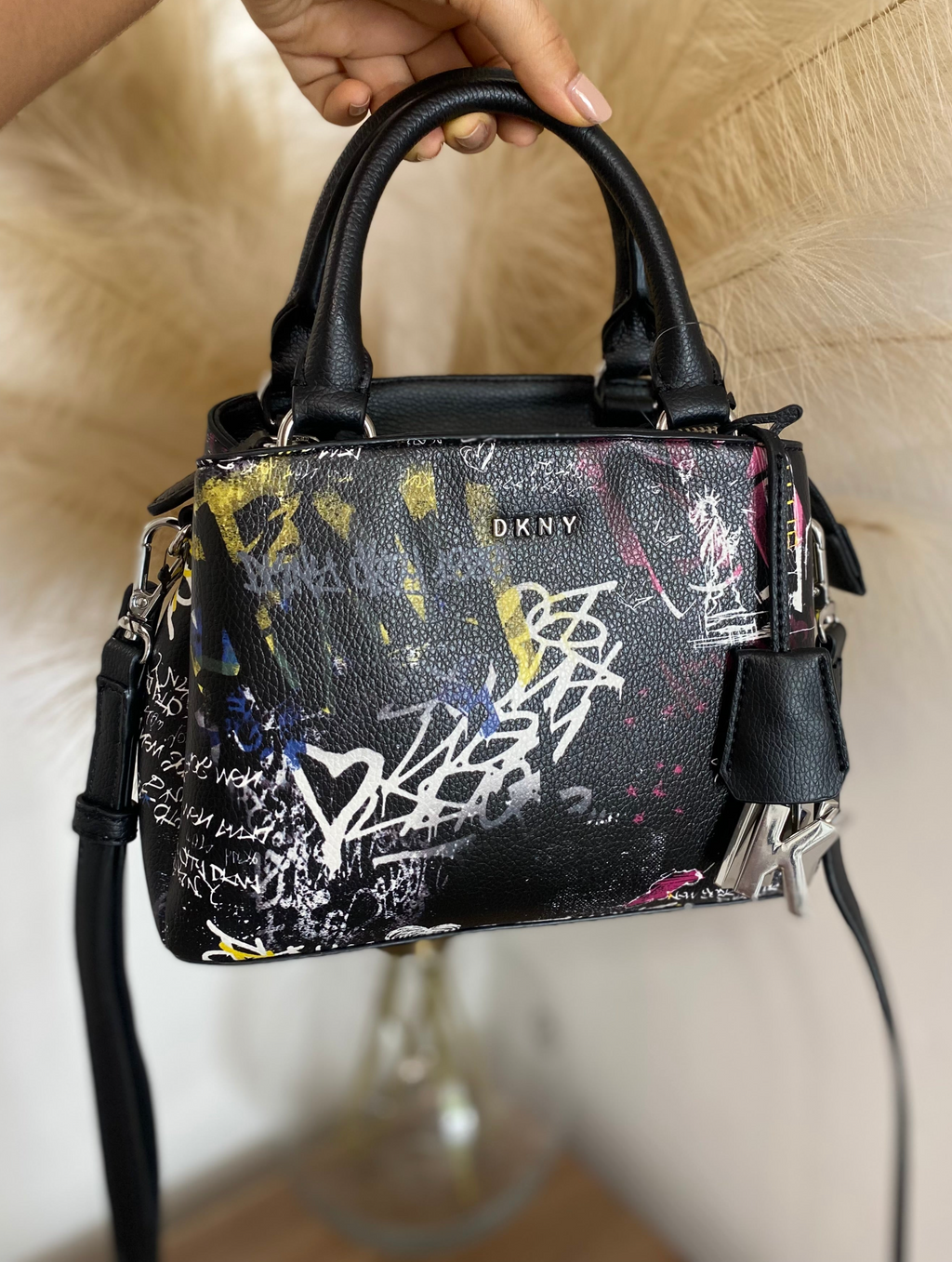 Bolso barril DKNY con estampado repetido en toda la superficie
