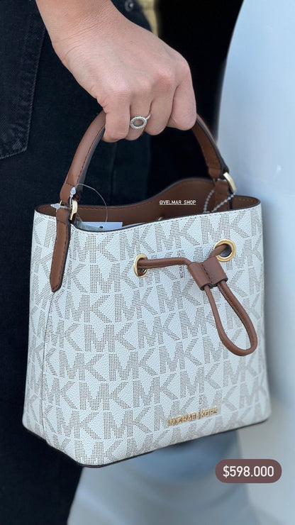 Bolso bandolera con logotipo pequeño Suri de Michael Kors en color vainilla