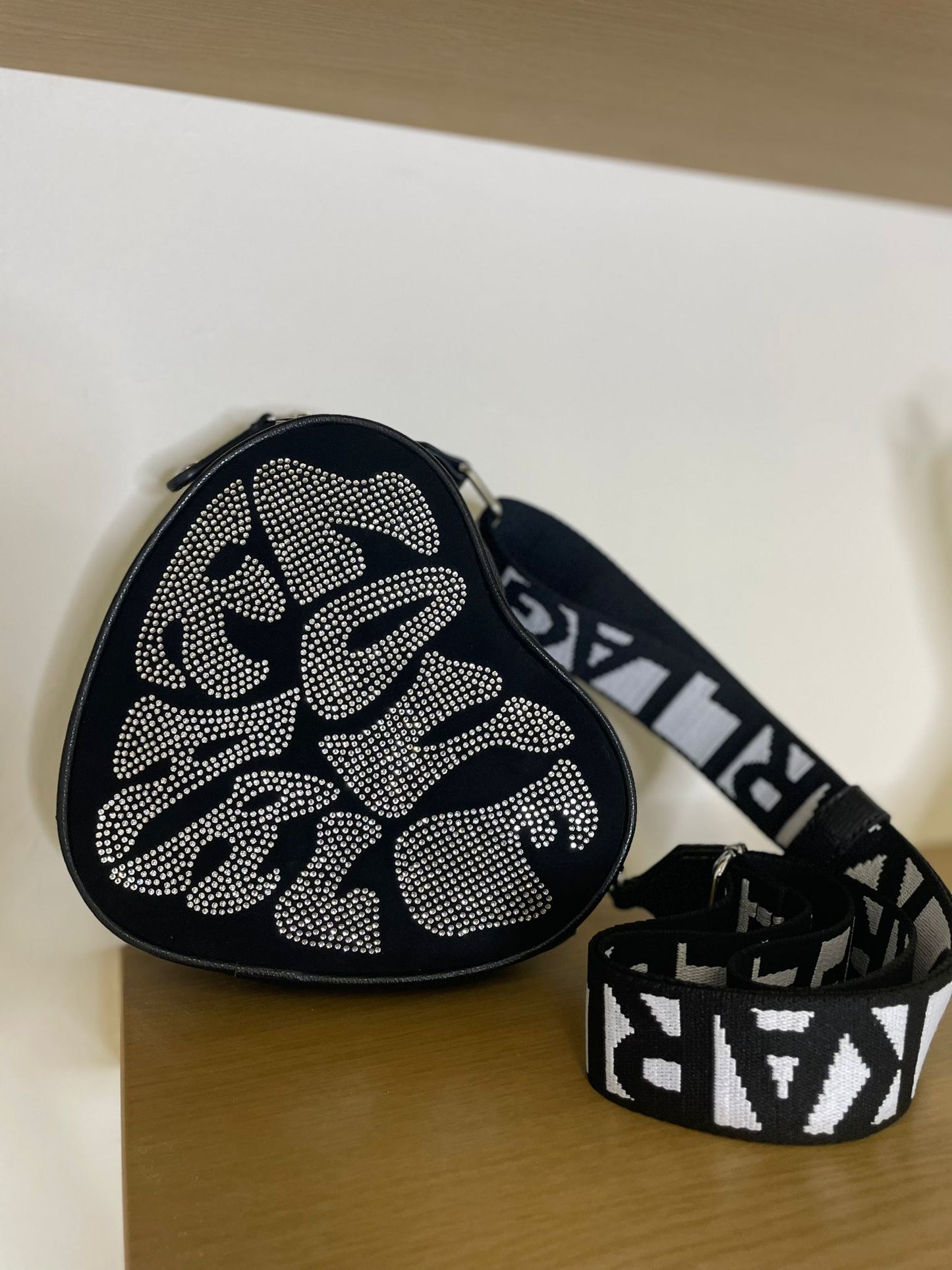 Bolso bandolera Karl Lagerfeld Paris Maybelle con logotipo de corazón de cristal negro nuevo y sellado