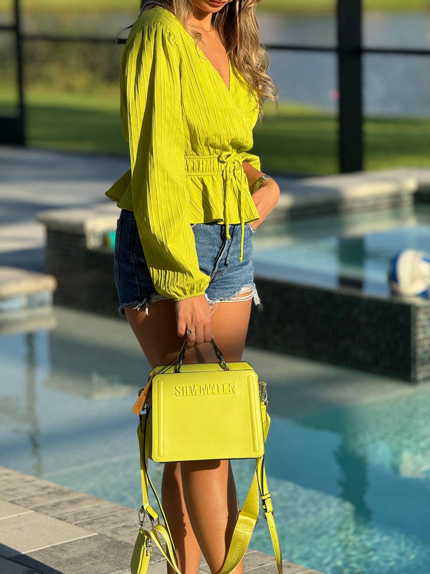 Bolso tipo cartera BEVELYN en color Cyber ​​Lime de Steve Madden.