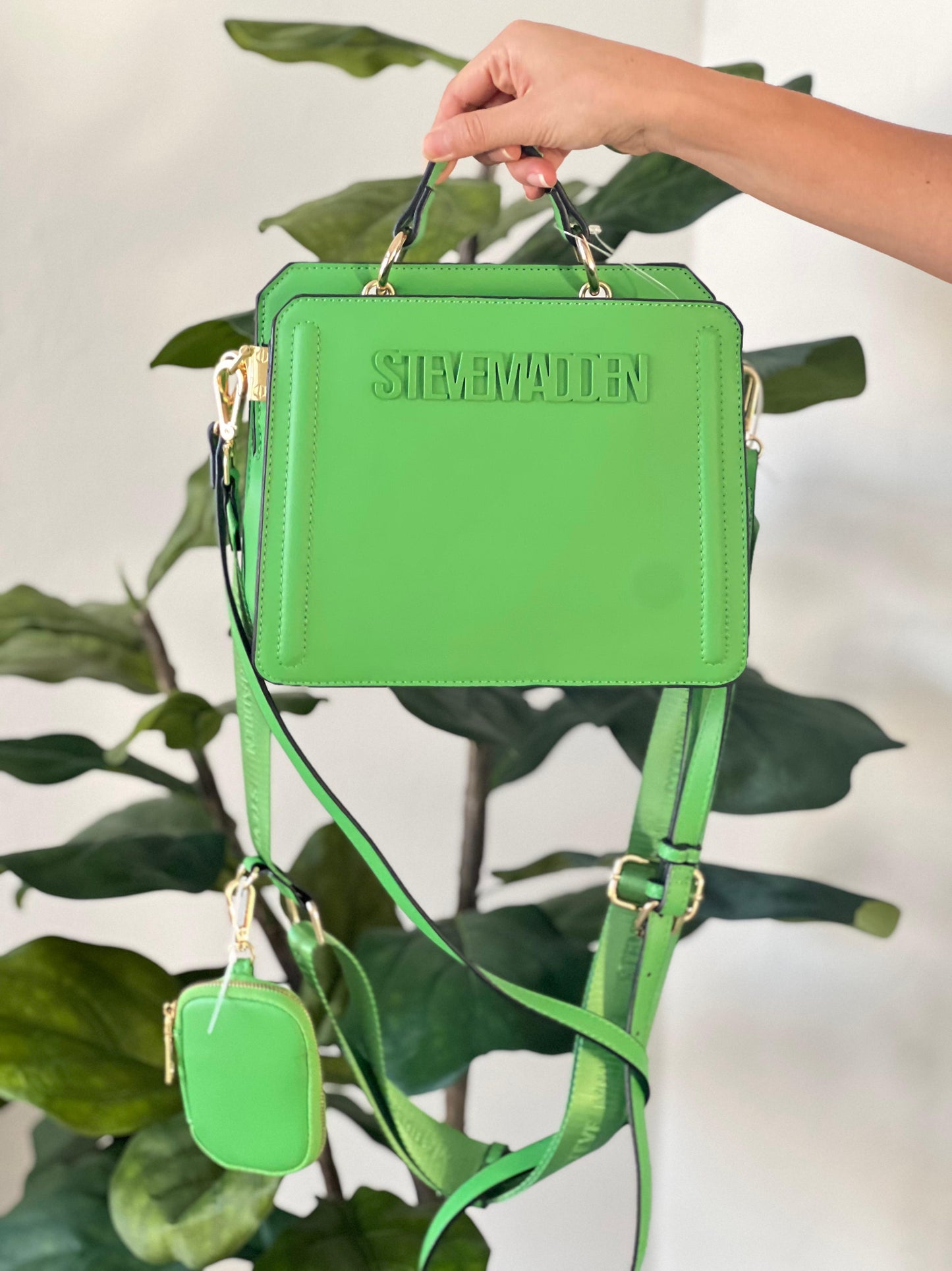 BOLSO EVELYN DE STEVE MADDEN Bolso bandolera Bevelyn verde lima con vuelo. 