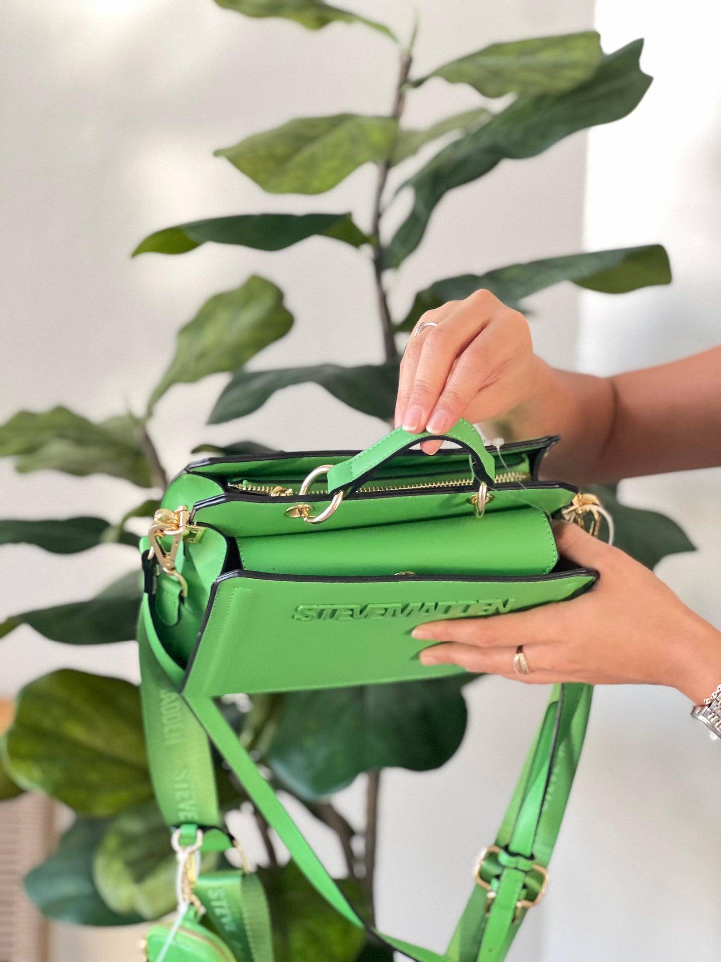 BOLSO EVELYN DE STEVE MADDEN Bolso bandolera Bevelyn verde lima con vuelo. 