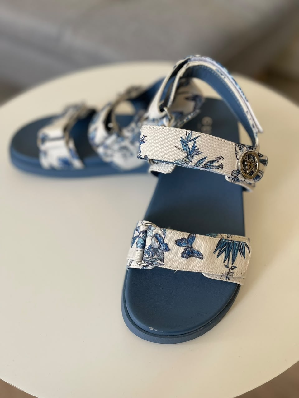 Chanclas guess azul en flores 5,5